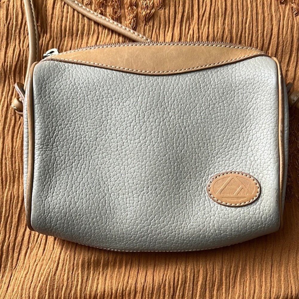 Cute vintage Liz Claiborne small tan purse